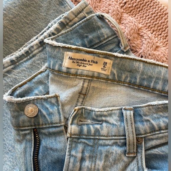 Abercrombie 90’s Relaxed Jean - High Rise - Picture 4 of 4